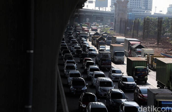 Antrean panjang kendaraan terlihat di Tol Jakarta-Cikampek hari ini, Rabu (20/5/2020).. Berikut potretnya.