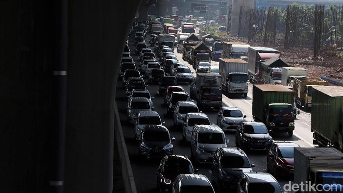 Antrean panjang kendaraan terlihat di Tol Jakarta-Cikampek hari ini, Rabu (20/5/2020).. Berikut potretnya.