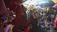 Menurutnya, kenaikan kembali grafik Corona di Jakarta akibat warga yang nyatanya banyak di luar rumah pada sore hari di Ramadhan ini. Padahal sebelumnya 60 persen warga tercatat tetap di rumah sepanjang hari.  