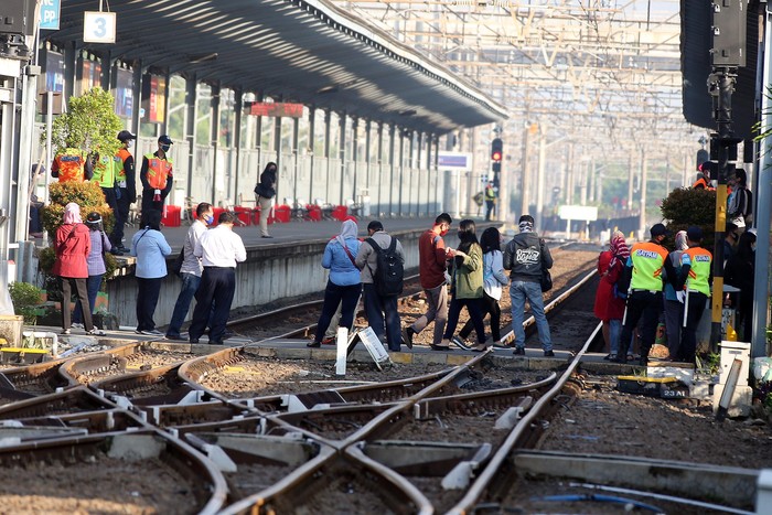 H-4 Lebaran, Stasiun Bekasi Masih Penuh Penumpang H-4 Lebaran, Stasiun Bekasi masih dipenuhi penumpang. Meski PSBB di Jawa Barat masih berlangsung, aktivitas di stasiun ini masih terlihat ramai.