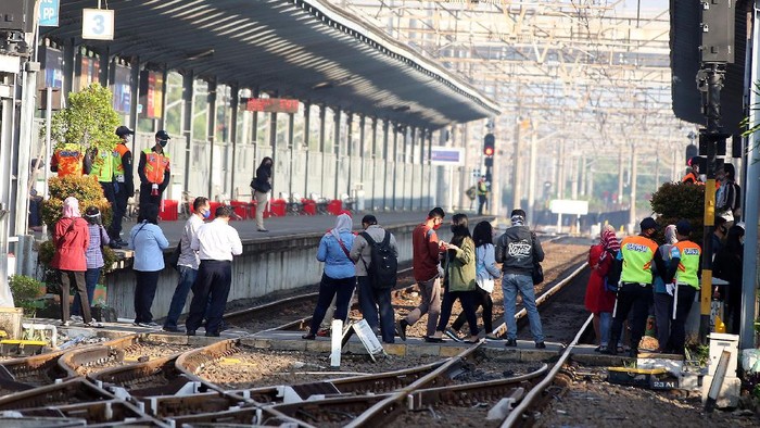 H-4 Lebaran, Stasiun Bekasi masih dipenuhi penumpang. Meski PSBB di Jawa Barat masih berlangsung, aktivitas di stasiun ini masih terlihat ramai.