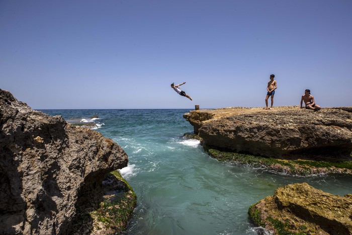 Libanon juga melonggarkan lockdown. Hal ini dimanfaatkan warga untuk berenang dan memancing di laut Mediterania.