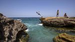 Asyiknya Warga Libanon Melompat dan Memacing di Laut Mediterania