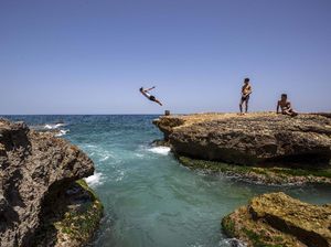 Asyiknya Warga Libanon Melompat dan Memacing di Laut Mediterania