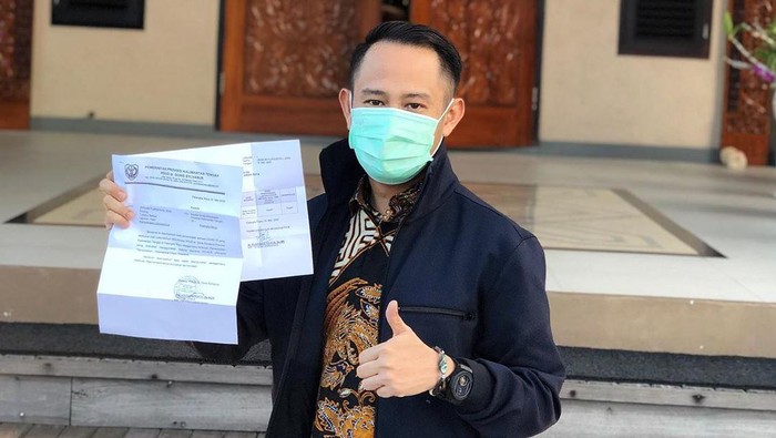 Wali Kota Palangka Raya Fairid Naparin menunjukkan hasil tes swab negatif Corona.