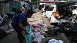 Satpol PP Tertibkan Pedagang di Trotoar Pasar Senen