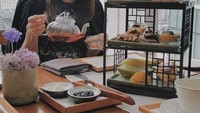 Masih di Seoul, Dita menghabiskan waktu luangnya dengan menikmati racikan teh dengan barisan kue ingga buah segar yang disusun cantik. Foto: Instagram @ditakarang