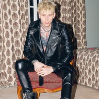 Machine Gun Kelly bernama asli Richard Colson Baker. Dikenal sebagai musisi, pria 30 tahun itu mengawali kariernya pada 2006. Namun, album perdananya yang berjudul Lace Up baru dirilis pada 2012 setelah mendapat kontrak dengan label rekaman besar Interscope setahun sebelumnya. (Foto: Instagram/@machinegunkelly)
