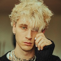Selain main musik, bernyanyi dan nge-rap, Machine Gun Kelly juga bisa berakting. Beyond the Lights (2014) menjadi film perdananya sebagai sebagai seorang aktor. Ia juga muncul di film Netflix Bird Box (2018) yang sempat viral kala itu. (Foto: Instagram/@machinegunkelly)