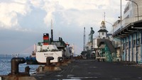 Kapal KM Kirana IX merapat di Terminal Penumpang Gapura Surya Nusantara, Pelabuhan Tanjung Perak, Surabaya, Jawa Timur, Selasa (19/5/2020) sore.