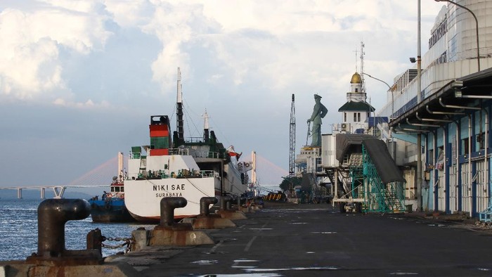 Sejumlah penumpang turun dari kapal KM Kirana IX yang bersandar di Dermaga Jamrud Utara, Pelabuhan Tanjung Perak, Surabaya, Jawa Timur, Selasa (19/5/2020). Pada H-5 Lebaran 2020 pemudik kapal laut di Pelabuhan Tanjung Perak Surabaya sampai saat ini terpantu sepi. ANTARA FOTO/Didik Suhartono/hp.