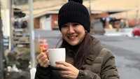 Tante Ernie berusaha menolak halus ajakan ngopi seseorang. Sebab ia tak mau membuat perkara rumah tangga. Foto: Dok. Instagram himynameisernie