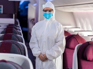 Tahan Virus! Pramugari Qatar Airways Pakai APD Lengkap