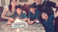 Andre juga terkenal romantis dengan keluarganya. Buktinya ia selalu memberikan kejutan kue setiap anak dan istrinya ulang tahun. Foto: Instagram @andreastaulany