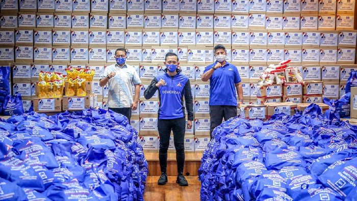 Ketua Umum Demokrat Agus Harimurti Yudhoyono (AHY) menyalurkan bantuan untuk wilayah terdampak corona.