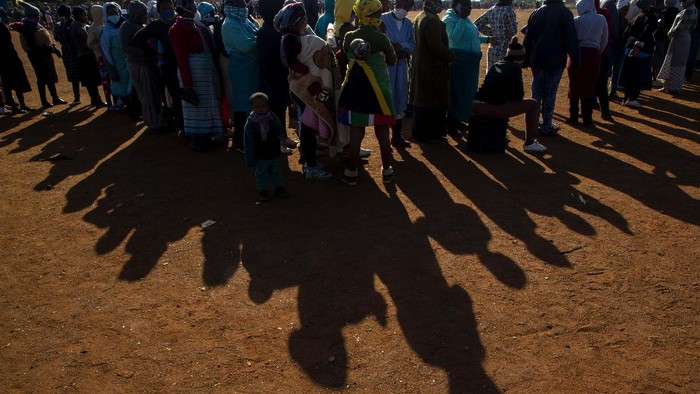 Wabah Corona yang terjadi di Afrika Selatan membuat perekonomian warga terdampak. Warga pun rela antre pembagian makanan hingga tiga lapis.