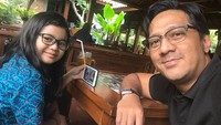 Nah, kalau yang satu ini adalah momen kala Andre Taulany menjemput putrinya dari sekolah dan mengajak mampir ke sebuah restoran untuk memesan es teh manis. Foto: Instagram @andreastaulany