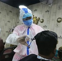 Salon di Bangladesh mengharuskan karyawannya pakai APD saat menggunting rambut klien. Foto: dok. Boredpanda