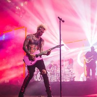 Berkat performanya yang berapi-api di atas panggung, ia lantas mendapat julukan Machine Gun Kelly dari para fansnya. Beberapa prestasi yang pernah ditorehkan Kelly di antaranya nominasi Billboard Music Awards 2017 berkat lagu Bad Things (duet dengan Camila Cabello) dan MTV Europe Music Awards 2020 untuk kategori artis internasional pendatang baru terbaik. (Foto: Instagram/@machinegunkelly)