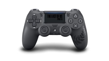 Ukiran itu juga diaplikasikan pada controller Dual Shock 4 edisi khusus tersebut.Foto: PlayStation