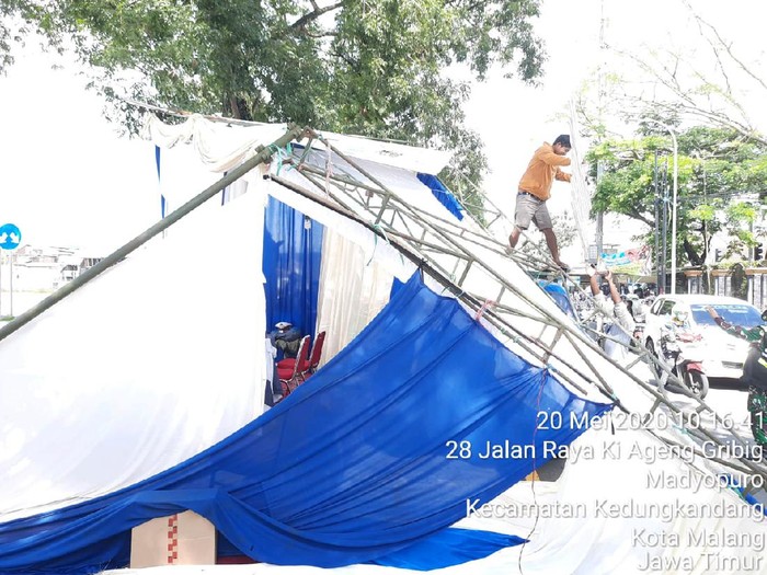 Tenda pos penyekatan di simpang 3 Madyopuro, Kota Malang roboh setelah kabel penerangan tersangkut truk yang melintas. Beruntung tidak ada korban dalam peristiwa ini.