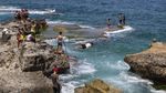 Asyiknya Warga Libanon Melompat dan Memacing di Laut Mediterania