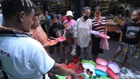 Meski aktivitas di pasar tersebut tetap berjalan normal, sejumlah pedagang dan pembeli tampak mengenakan masker saat beraktivitas di pasar itu.