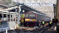 Commuter Line berfgerak meninggalkan Stasiun Bekasi.  