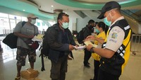 Tak banyak penumpang yang turun seperti mudik-mudik tahun sebelumnya akibat pandemi Corona dan larangan mudik oleh pemerintah guna menekan laju penyebaran virus Corona.