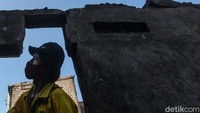 Kawasan Tambora menjadi salah satu lokasi yang rawan kebakaran, hal tersebut diduga akibat kepadatan rumah penduduk yang saling berhimpitan serta korsleting listrik yang terus menjadi penyebab utama dari kebakaran.