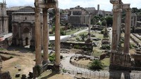 Museum Capitoline terdiri dari tiga bangunan utama yang mengelilingi Piazza del Campidoglio dan dihubungkan oleh galeri bawah tanah yang terletak di bawah lapangan tersebut.