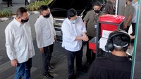 Sebelum memasuki ruang acara, Menteri BUMN Erick Thohir didampingi Komisaris Telkom Rhenald Kasali dan Dirut Telkom Ririek Adriansyah melakukan protokol kesehatan dengan mencuci tangan, pengukuran suhu tubuh dan memakai masker serta face shield. Foto: dok. Telkom