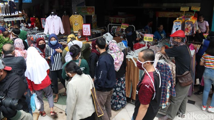 Jualan di Luar Gedung Mal ITC