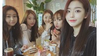 Ini kompaknya Dita dan member Secret Number lainnya saat nongkorng bareng di kafe menikmati kue hingga kopi. Foto: Instagram @ditakarang
