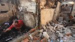 Mencari yang Tertinggal dari Puing-puing Sisa Kebakaran di Tambora