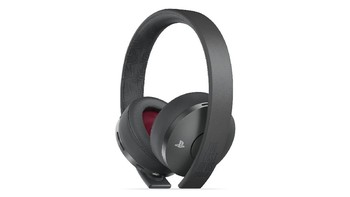 Selain itu, gold wireless headset dan hard drive eksternal Seagate edisi khusus-nya juga bertema The Last of Us Part II. Foto: PlayStation