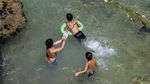Asyiknya Warga Libanon Melompat dan Memacing di Laut Mediterania