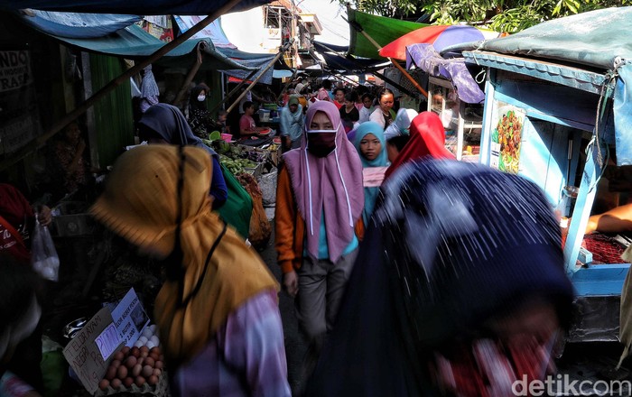 Jelang Lebaran, banyak warga Jakarta mulai memadati pasar tradisional guna membeli bermacam kebutuhan. Seperti terpantau di Pasar Kober, Tanjung Priok, Jakarta Utara.