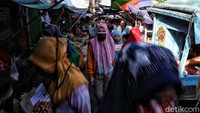 Warga memadati Pasar Kober, Tanjung Priok, Jakarta Utara, Rabu (20/5).  
