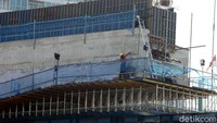 Masing-masing pekerja tampak sibuk menyelesaikan pengerjaan proyek Tol Becakayu Seksi II A tersebut.  