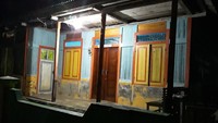Pulau ini dipimpin oleh seorang raja, lo. Meski begitu rumah rajanya sangat tradisional karena terbuat dari pelepah pohon sagu. (dok Istimewa/Hari Suroto)