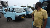 Sejumlah angkutan umum nampak mengantre di Terminal Kampung Melayu, Jakarta, Rabu (20/5/2020). Virus corona membuat roda ekonomi khususnya organda cukup terganggu.