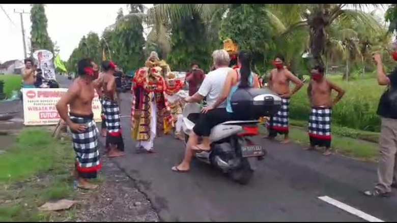 Hanoman Rahwana Goda Masyrakat yang Tidak Pakai Masker Hanoman Rahwana Goda Masyrakat yang Tidak Pakai Masker di Tabanan, Bali