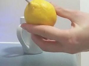 Begini Cara Memeras Jeruk Lemon Agar Airnya Banyak