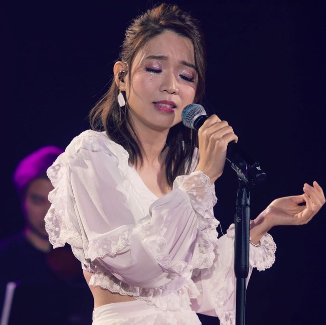 Usia adalah privasi. Semua orang biasa mengubah halaman Wikipedia. Perusahaan dan aku sama-sama berpikir aku menjual musik bukan usiaku, katanya dilansir Apple Daily. Foto: Instagram @goodafternoongloria