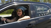 Namun para siswa menemukan cara untuk menjaga tradisi tetap hidup sementara keluarga dan teman-teman mereka ikut serta dalam merayakan hari besar tersebut.