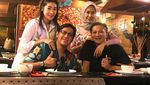 Romantisnya Andre Taulany Saat Kulineran Bareng Keluarga