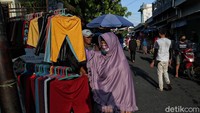 Menjelang Lebaran, banyak warga Jakarta mulai memadati pasar tradisional guna mencari kebutuhan saat Lebaran seperti membeli makanan, minuman hingga pakaian.  