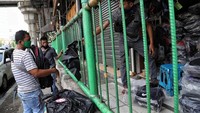 Di sisi lain para pedagang keberatan dengan peraturan tersebut, karena mereka telah 2 bulan tidak berjalan dan harus menghidupi kebutuhan keluarga serta membayar sewa kios. Para pedagang sengaja berjulaan di trotoar karen kios tempat mereka berjualan ditutup akibat PSBB.