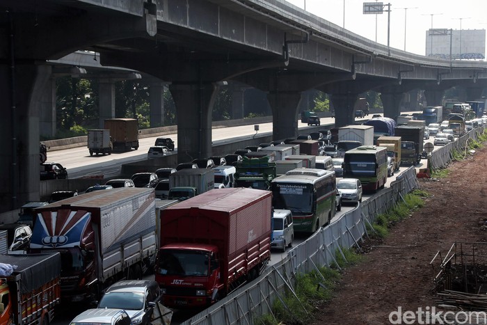Antrean panjang kendaraan terlihat di Tol Jakarta-Cikampek hari ini, Rabu (20/5/2020).. Berikut potretnya.